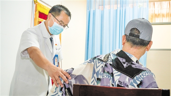 皮膚科醫(yī)生為來診患者檢查身體。