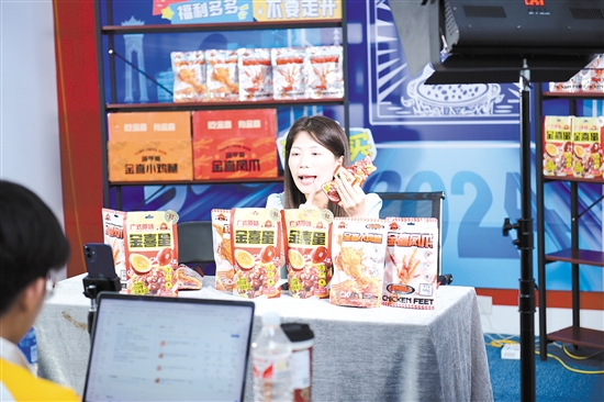 線上年貨節(jié)，企業(yè)工作人員忙直播。