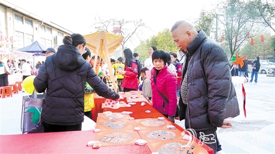 “暖心送福迎新春”公益市集活動吸引了不少市民參與。