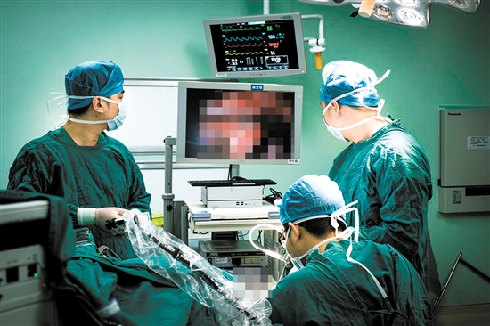 神經外科團隊為患者進行手術。