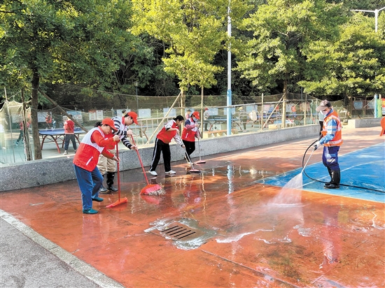 工作人員對重點(diǎn)區(qū)域進(jìn)行清理。