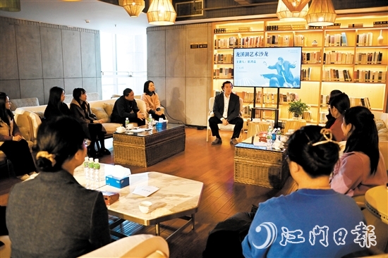 一場關(guān)于“音樂與素質(zhì)教育”的交流會(huì)在江海區(qū)龍溪湖閱讀中心舉行。