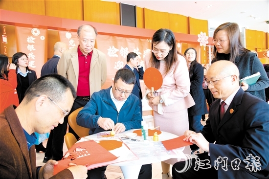 活動(dòng)現(xiàn)場(chǎng)，不少人親手制作廉潔手工藝品。