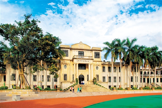 臺(tái)山一中教學(xué)大樓。