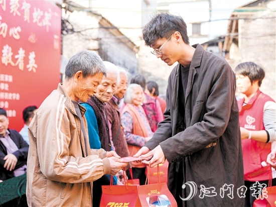 禮樂鄉(xiāng)親接收慰問金以及禮物。