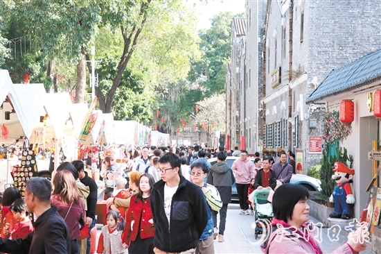 “江門有喜”茶飲咖啡年貨生活節(jié)集市在啟明里熱鬧“開擺”。