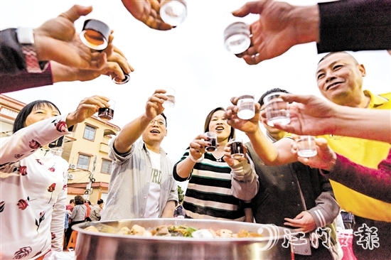 棠下鎮(zhèn)橫江東邊村的村民組織晚宴、共慶春節(jié)。