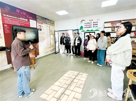 學(xué)子走訪省“百千萬工程”典型村和企業(yè)，了解家鄉(xiāng)發(fā)展情況。