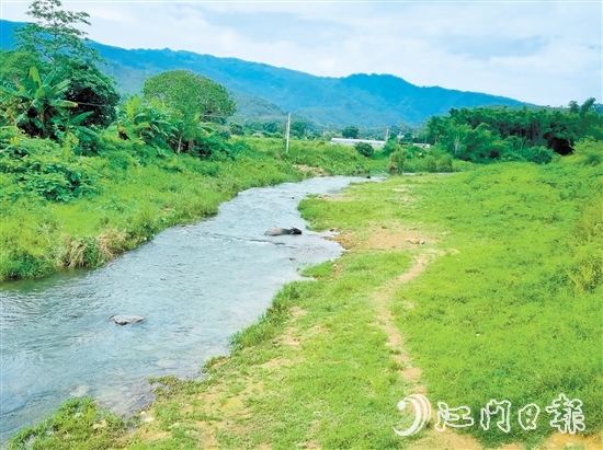 鶴城鎮(zhèn)萬(wàn)和村河灘草地露營(yíng)點(diǎn)。