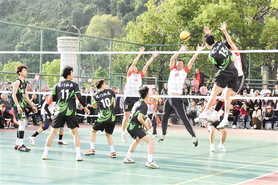 臺(tái)山市北陡鎮(zhèn)九人排球賽激情上演。