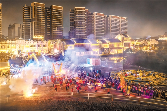 在鶴山古勞水鄉(xiāng)，火龍表演增添濃濃年味。