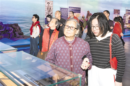 游客在中國(guó)僑都華僑華人博物館領(lǐng)略僑鄉(xiāng)文化魅力。