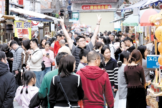 長(zhǎng)堤歷史文化街區(qū)游人如織。