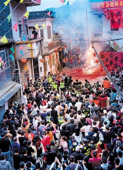 新會(huì)區(qū)三江鎮(zhèn)仁和里金龍巡游，鞭炮齊鳴。