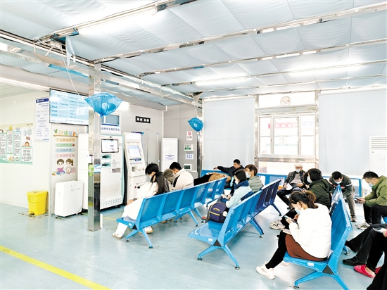 近期發(fā)熱門(mén)診候診病人多。