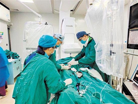 醫(yī)生救治心腦血管疾病患者。