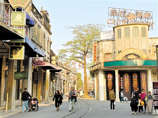 在赤坎華僑古鎮(zhèn)，游客可以漫步游覽觀賞600多座騎樓建筑。