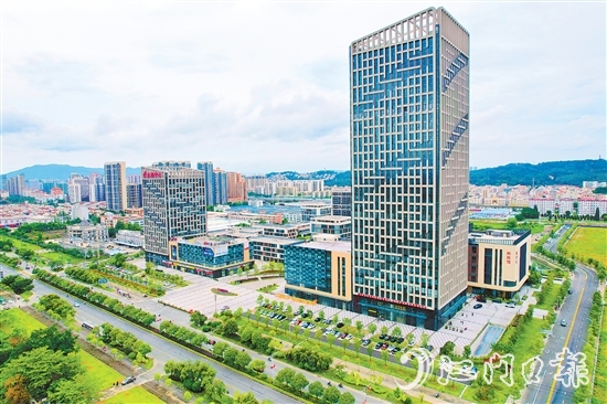 作為全市唯一的國家高新區(qū)，江海區(qū)要勇當(dāng)全市制造業(yè)高質(zhì)量發(fā)展“先行區(qū)”“排頭兵”。邱昱