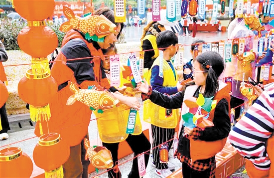 我市在活動(dòng)現(xiàn)場(chǎng)融入非遺等文化元素，致力讓每一位參與者都能在行走中感受文化魅力。江海區(qū)委宣傳部供圖