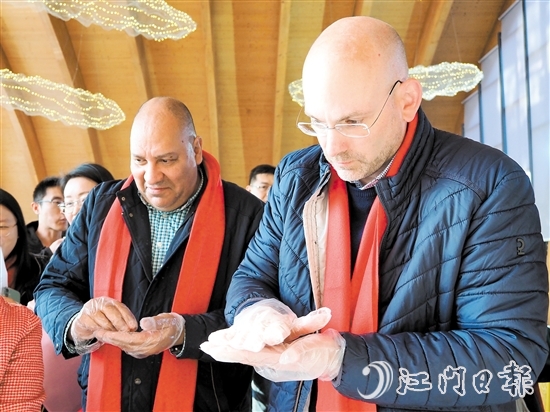 外籍高管職工學(xué)習(xí)制作鶴山特色美食。