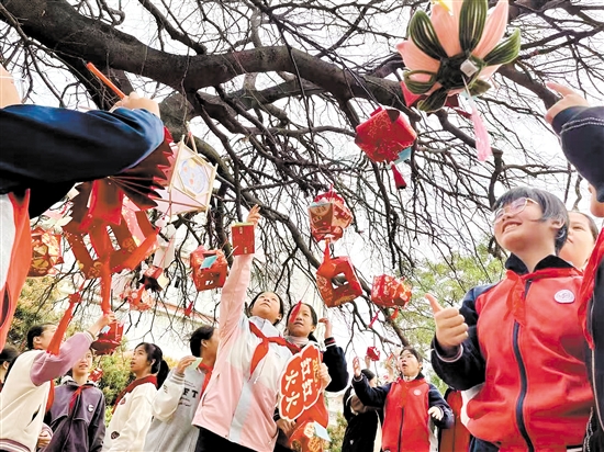 江門市怡福中學(xué)學(xué)生書寫新學(xué)期愿望，掛在校園內(nèi)的百年古樹上。