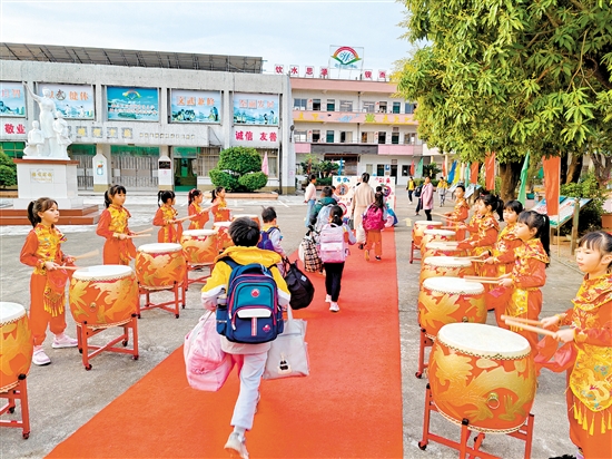 新會(huì)崖門黃沖小學(xué)以蔡李佛醒獅和鼓樂迎接學(xué)生。