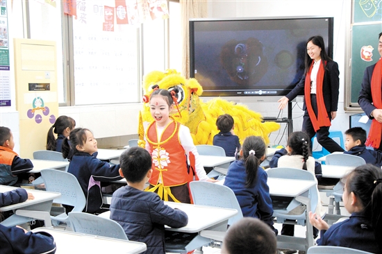 鶴山市碧桂園學(xué)校學(xué)生扮演哪吒，給同學(xué)們帶來(lái)驚喜。