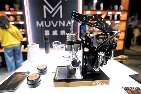 咖啡節(jié)上，慕威納的意式手搖半自動E61馬赫咖啡機(jī)。張浩洋