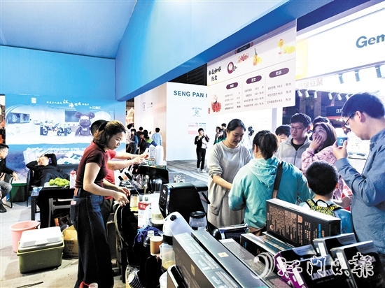 市民品嘗西啡膠囊咖啡機(jī)制作的咖啡。陳嬋