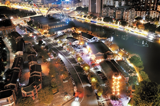 江門(mén)船廠1954文化創(chuàng)意園吸引了各地游客。