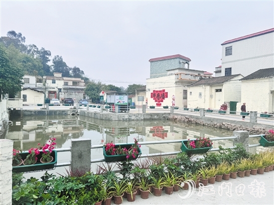 在基礎環(huán)境提升方面，北達村下了大力氣，帶來的新變化讓村民紛紛點贊。圖為村內(nèi)池塘。