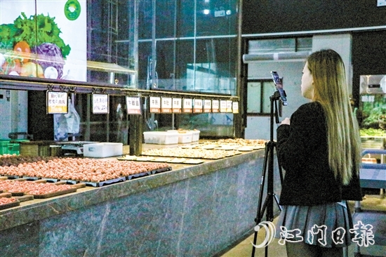 近年來，北達村延伸五洞牛肉街的發(fā)展鏈條，為村集體經(jīng)濟發(fā)展注入活力。圖為餐廳員工進行直播營銷活動。
