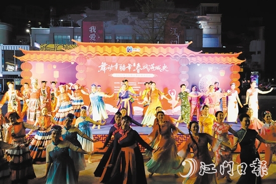 群眾舞蹈隊(duì)伍輪番登場，帶來民族舞、古典舞、秧歌等節(jié)目，表演精彩紛呈。