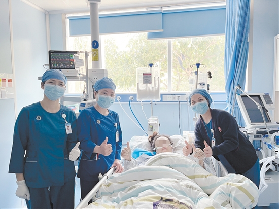 患者順利撤離ECMO，并為醫(yī)護(hù)人員點(diǎn)贊。