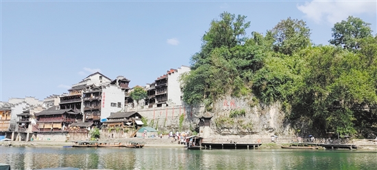 邊城茶峒群山環(huán)抱，城中有山，山中有城。