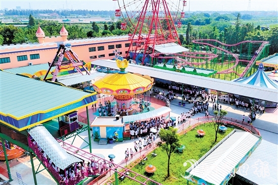 摩天輪是長(zhǎng)廊生態(tài)園熱門(mén)項(xiàng)目之一。