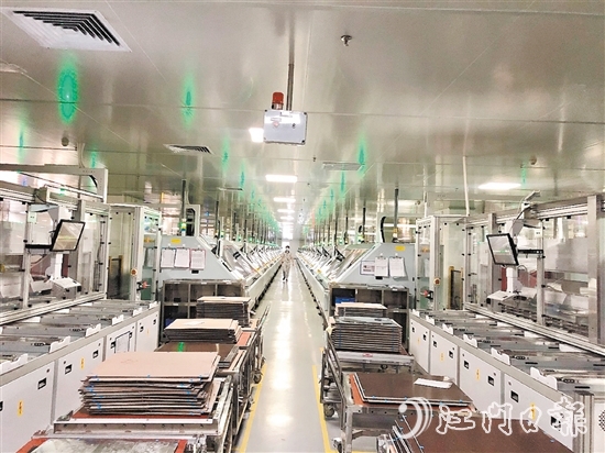 世運(yùn)電路今年第一季度生產(chǎn)訂單已經(jīng)排滿，企業(yè)生產(chǎn)車間機(jī)器轟鳴，生產(chǎn)線加速運(yùn)轉(zhuǎn)。