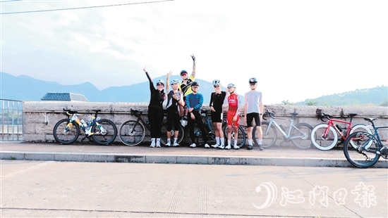 方嘉浩（左二）與騎友們打卡江門美麗風景。
