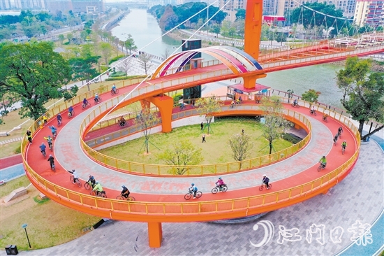 江海區(qū)城央綠廊四道貫通，適合騎行，圖為騎行車愛好者騎行在如意橋上。郭永樂