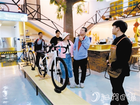 市民在Plan.B自行車生活館選購適宜的自行車。劉瓊