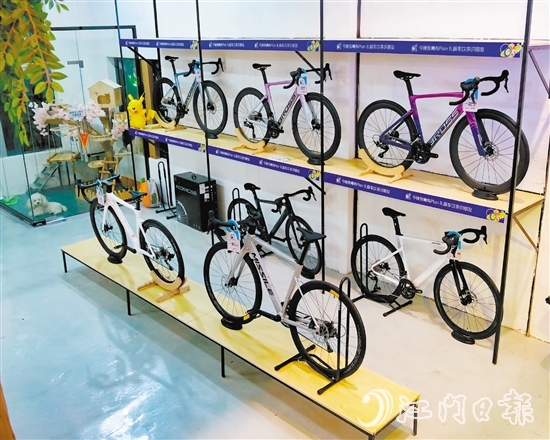 Plan.B自行車生活館內(nèi)陳列著各式各樣的自行車。劉瓊