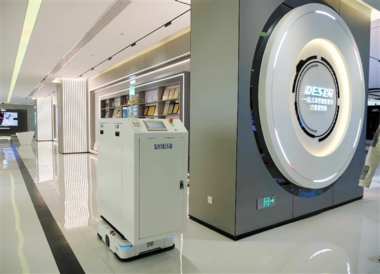 德森精密生產(chǎn)的涂覆機(jī)和全自動(dòng)機(jī)器人配合作業(yè)。