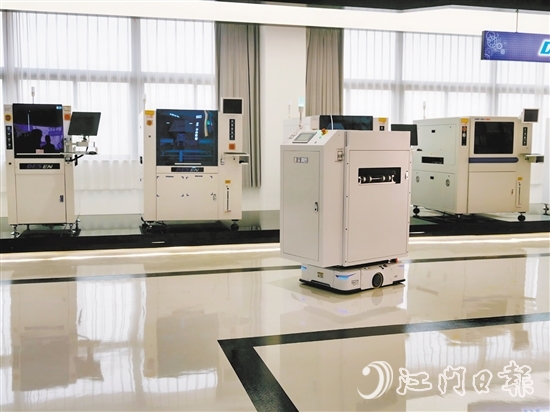 德森智能生產(chǎn)的AGV全自動機(jī)器人正在工作。劉瓊