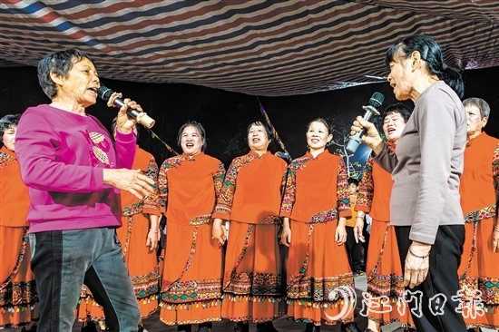 村民在花炮會上唱響《采茶歌》，詞韻精美，內(nèi)涵豐富。歐蕊榮