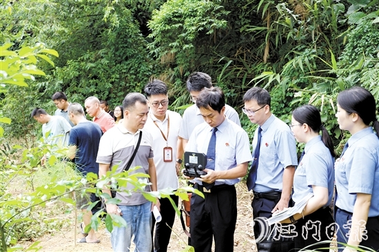 檢察干警借助無人機開展調查取證工作。