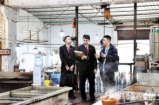 執(zhí)行干警走進(jìn)涉案企業(yè)了解生產(chǎn)情況。