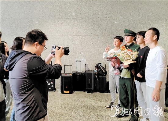 家人迎接退役軍人光榮返鄉(xiāng)。