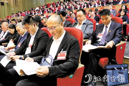 來自各條戰(zhàn)線的人大代表、政協(xié)委員熱議鶴山市政府工作報(bào)告。