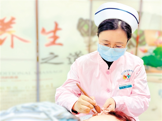 中醫(yī)經(jīng)典科護(hù)士長黃霓