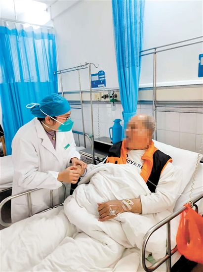 麥苗青在查房中鼓勵患者。